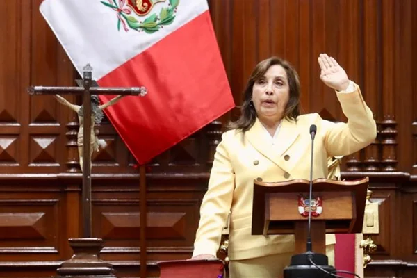 Dina Boluarte assume presidência no Congresso do Peru | Metrópoles