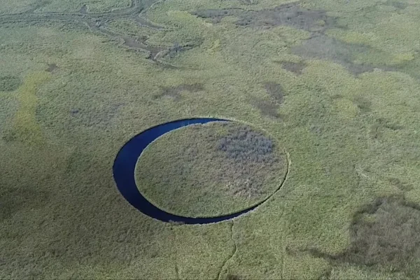 Imagem colorida da ilha que gira em torno do próprio eixo - Metrópoles