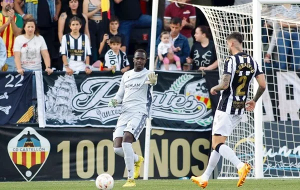 Goleiro levanta a mão enquanto se prepara para fazer a reposição de bola