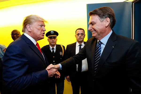 O presidente dos EUA, Donald Trump, em encotnro com o então presidente brasileiro, Jair Bolsonaro (PL), em 2019.
