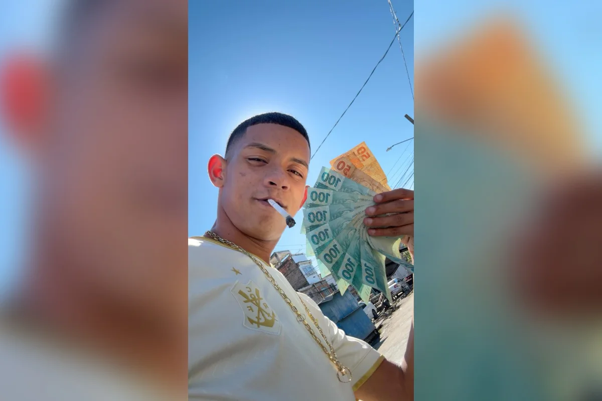 Os presos são investigados por diversos roubos de veículos praticados na região e foram reconhecidos por vítimas na sede da DRFA-BF Os presos são investigados por diversos roubos de veículos praticados na região e foram reconhecidos por vítimas na sede da DRFA-BF