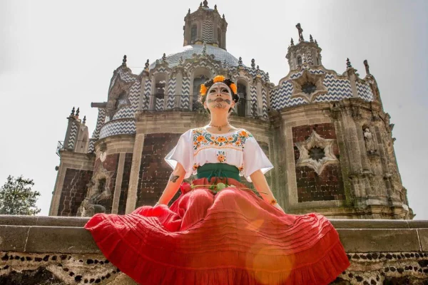 Imagem colorida de cantora japonesa vestida com trajes da cultura mexicana