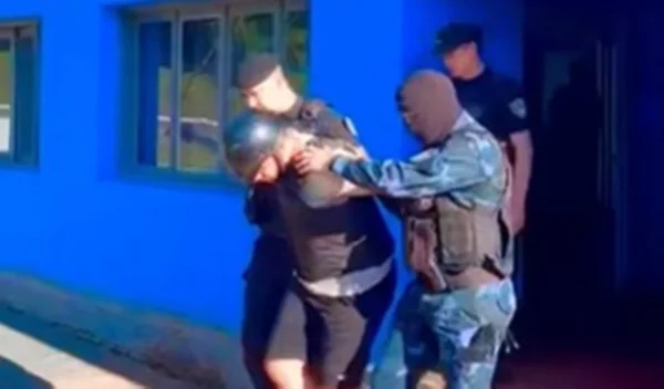 Imagem colorida de prisão sendo feita