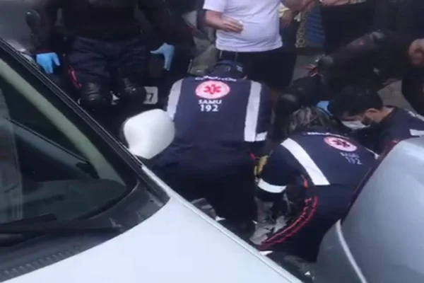 Imagem colorida, brigadistas em tentativa de reanimação - Metrópoles