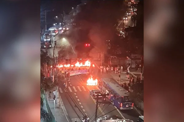 Vídeo: manifestantes bloqueiam via após morte de adolescente por GCM