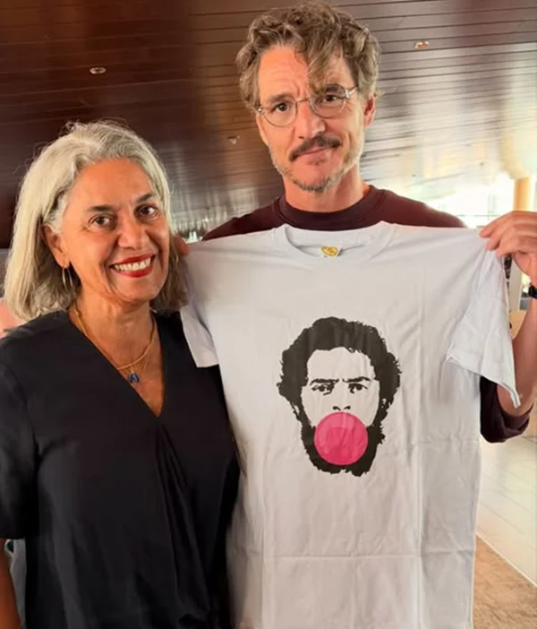 Bad Bunny e Pedro Pascal aparecem com camisetas em referência a Lula (PT) - destaque galeria