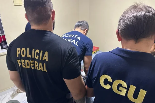 PF e CGU durante operação contra desvio no SUS
