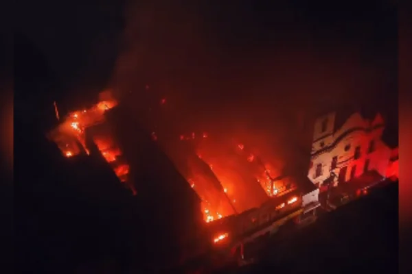 Incêndio atinge imóveis comerciais no centro histórico do Recife