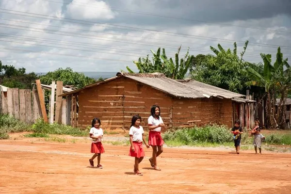 Imagem mostra indígenas que caminham até escola - Metrópoles