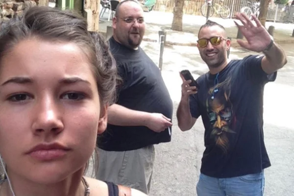 Estudante denuncia homens que a assediam por meio de selfies com eles