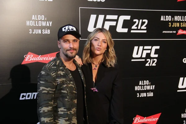 Bruno Gagliasso e Giovanna Ewbank abandonam evento por causa de Bolsonaro