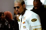 Chris Brown posa de óculos escuros e jaqueta Chris Brown posa de óculos escuros e jaqueta