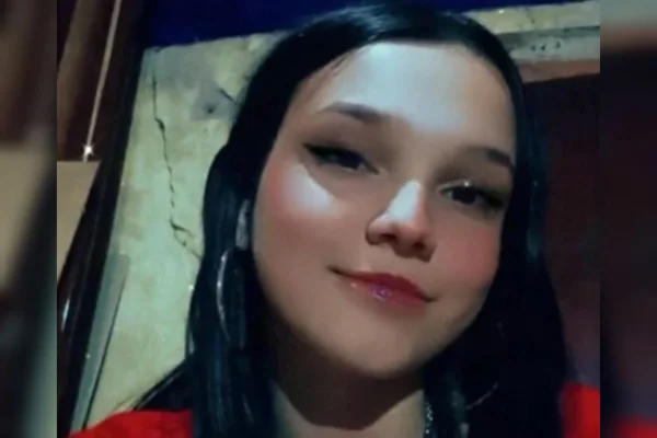 Foto de menina adolescente com cabelo preto e camiseta vermelha - Metrópoles