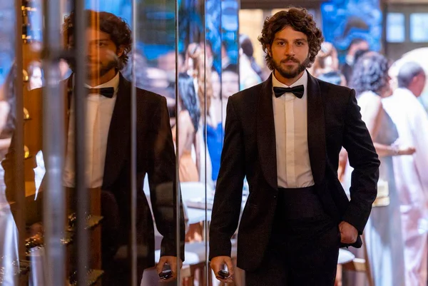 foto colorida de chay suede de smoking - metrópoles