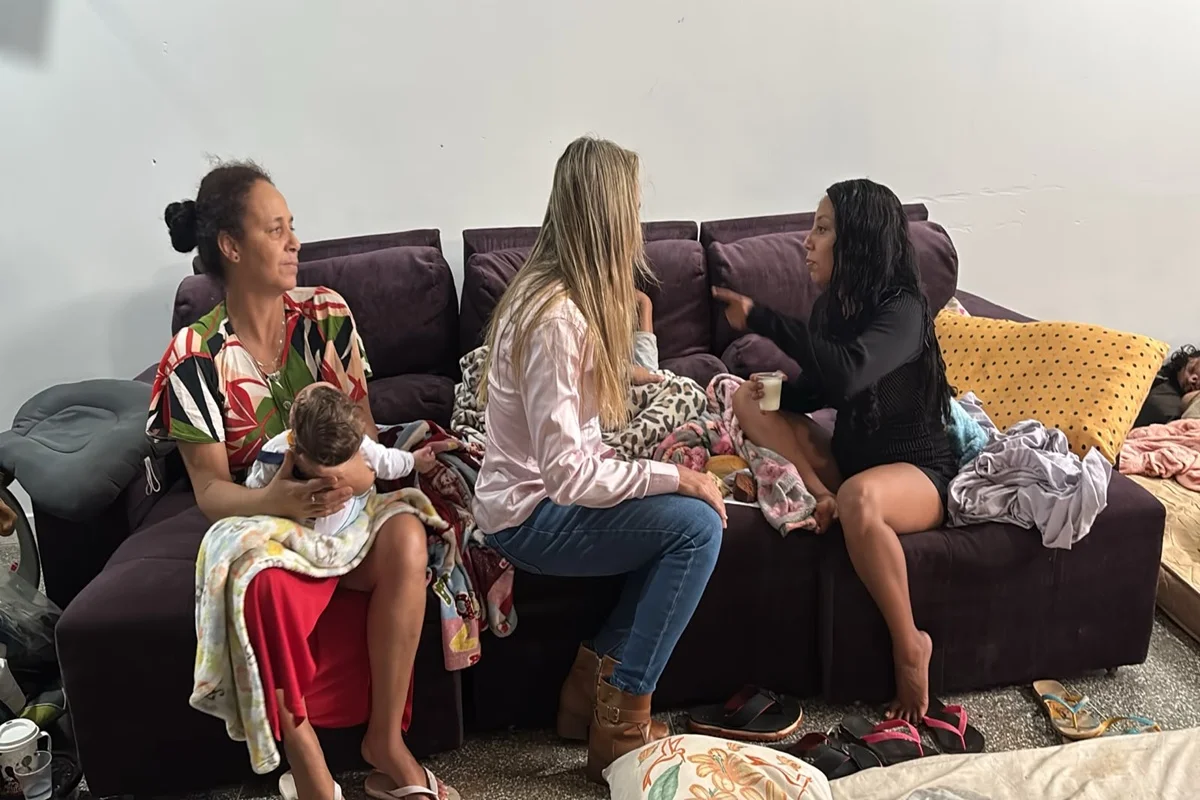 Celina Leão conversou com famílias desabrigadas em Arapoanga Celina Leão conversou com famílias desabrigadas em Arapoanga