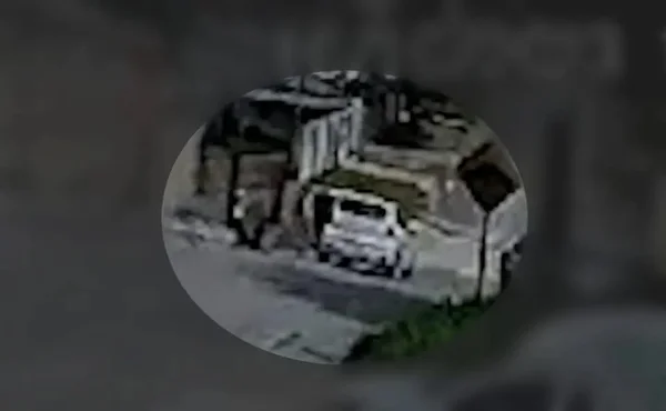 Imagem de vítima saltando de carro em movimento - Metrópoles
