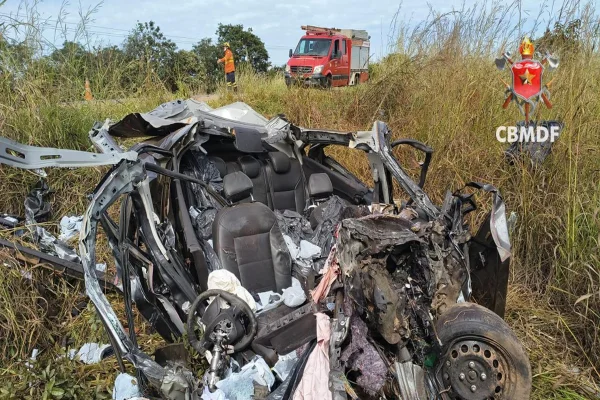Acidente entre veículos na DF-290 destrói carro e deixa 1 pessoa morta