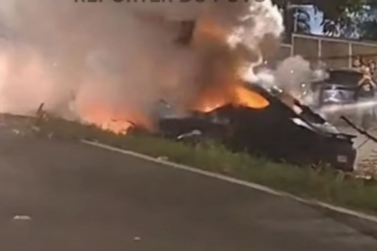Porsche bate em árvore, pega fogo e deixa duas mortes em SP
