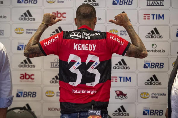“Pronto para começar”, Kenedy se diz ansioso para atuar pelo Flamengo