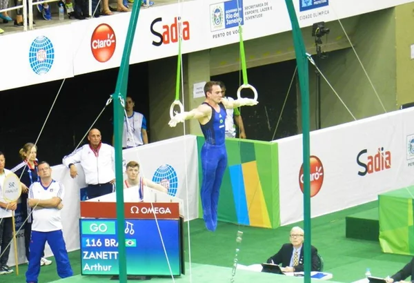 Zanetti supera campeão mundial e leva ouro nas argolas no evento-teste