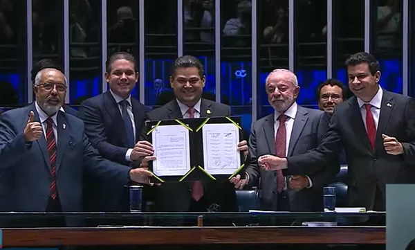 Com presença de Lula, Congresso promulga PEC que põe fim à escala 6×1