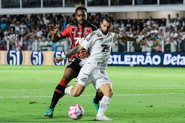 Imagem colorida do jogo entre Santos e Vitória - Metrópoles