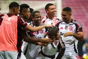 Jogadores do Flamengo comemorando gol do jovem Douglas Telles