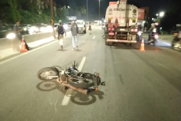 BH: mulher morre ao ser arremessada de moto e atropelada por caminhão
