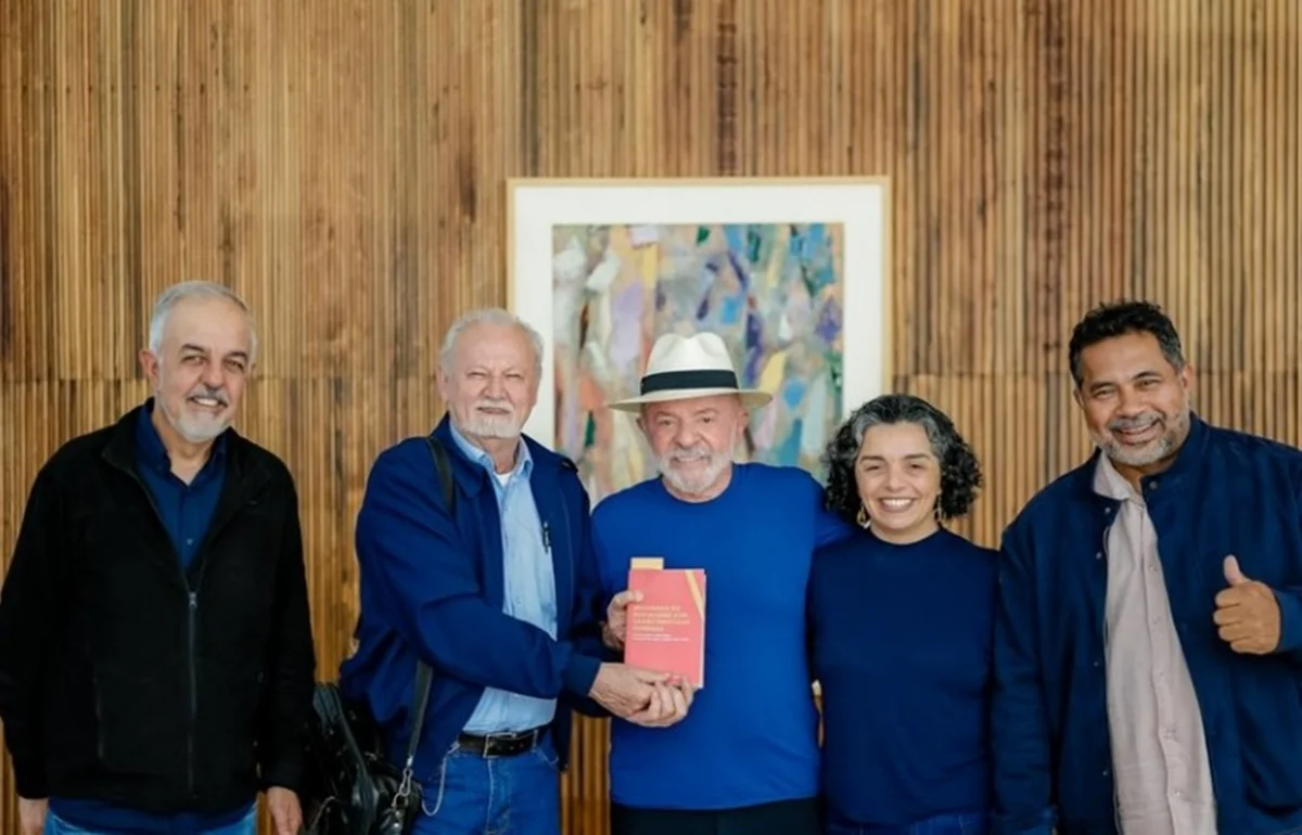Presidente Lula recebe dirigentes do MST para debater ajuda à Venezuela Presidente Lula recebe dirigentes do MST para debater ajuda à Venezuela