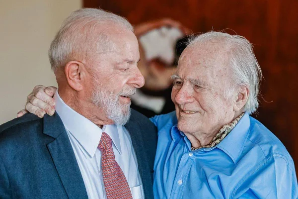 Foto colorida do presidente Lula e do jornalista Mino Carta - Metrópoles
