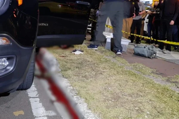 Assaltante morre baleado após tentar roubar carro de policial de folga