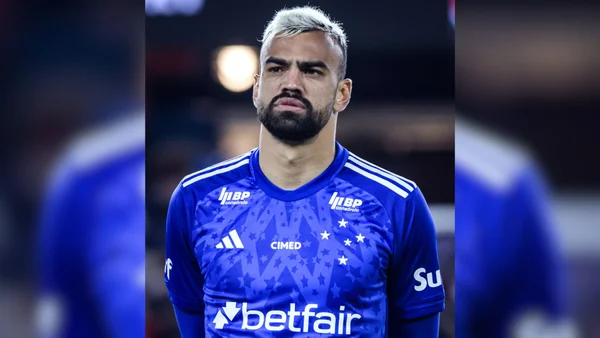 Foto colorida de Fabrício Bruno, com a camisa do Cruzeiro - Metrópoles
