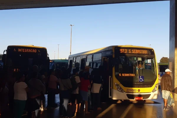 Coletivos deixam de circular em área de São Sebastião após ônibus ser incendiado