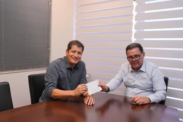 Imagem colorida da filiação do secretário de Segurança do DF, Sandro Avellar, ao PSDB, ao lado do presidente nacional do partido, Marconi Perillo