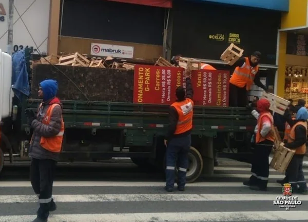 Operação mira flanelinhas que cobram por vagas de zona azul em SP