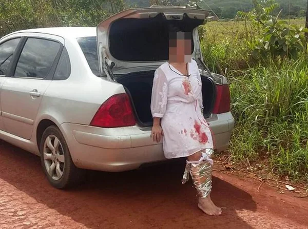 Mulher encontrada com falso explosivo amarrado ao corpo é investigada