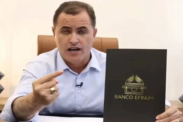 Homem cego com livro na mão