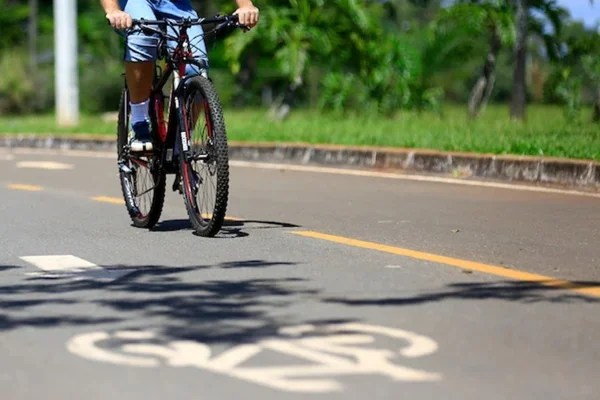 Ciclista pedala por ciclovia no Parque da Cidade