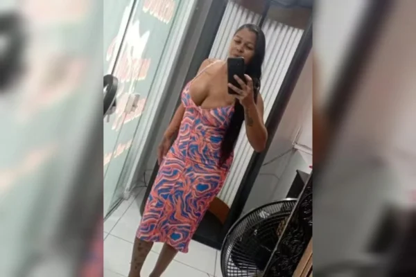 Barbara Denise Folha, de 34 anos, foi encontrada morta dentro de casa, em São Vicente - Metrópoles