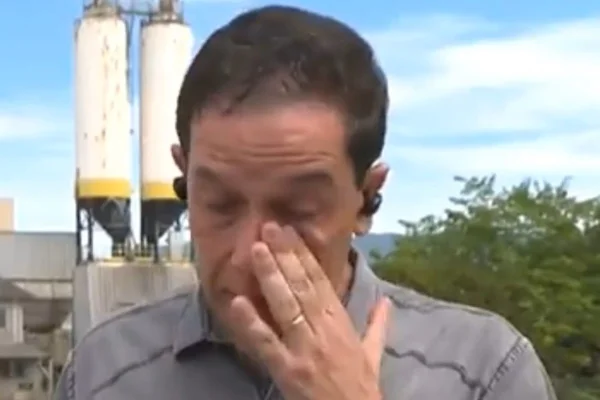 Imagem colorida de repórter chorando ao vivo. Metrópoles