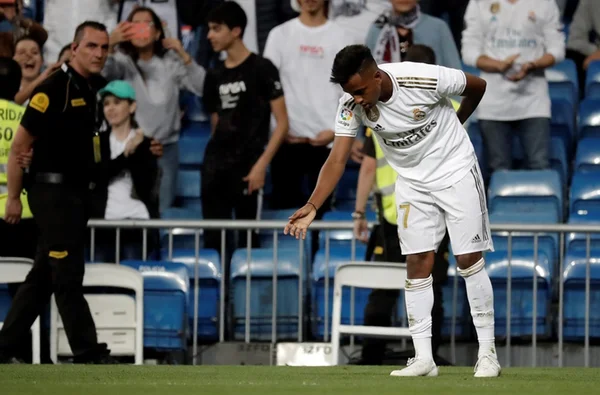Vinicius Jr. e Rodrygo dão vitória e liderança ao Real no Espanhol