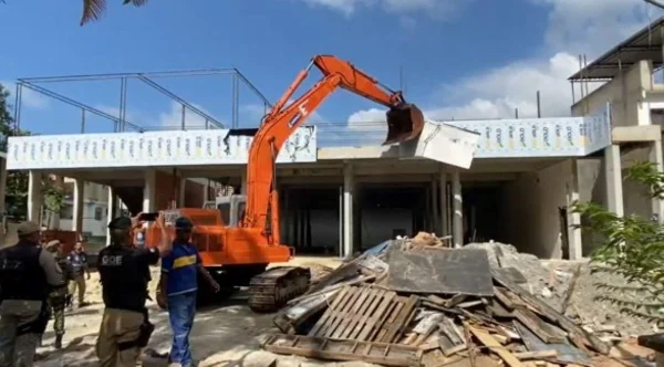 Shopping de R$ 5 milhões construído pela milícia é demolido no Rio