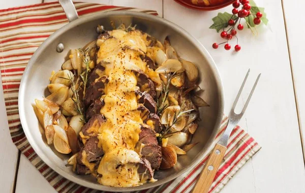Aprenda a receita de rosbife gratinado com cebola caramelizada