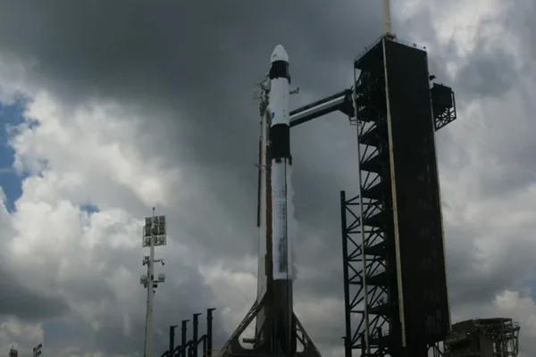 Nuvens atrapalham lançamento da nasa