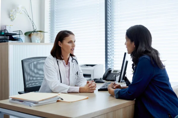 Fotografia colorida mostrando consultório médico com médica atendendo paciente mulher-Metrópoles