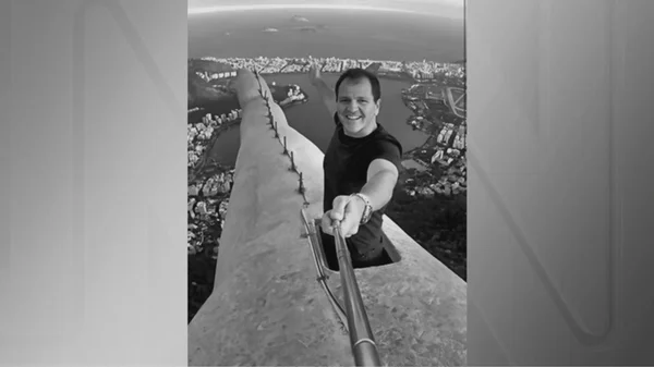 homem tirando foto no Cristo Redentor