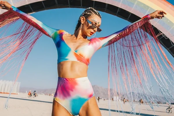 Modelo trajando biquíni com estampa Tie-Dye