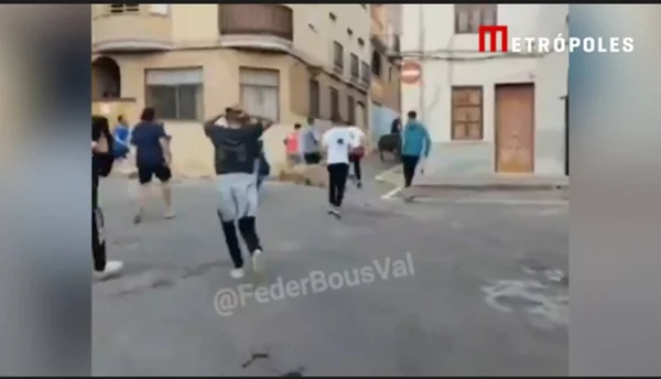 Imagem colorida mostra corrida de touros na Espanha - Metrópoles