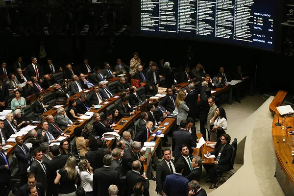 Câmara torna caixa 2 crime e aprova punição para juiz e MP