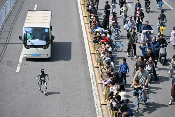 Foto colorida de robô durante meia maratona disputada contra humanos na china - Metrópoles